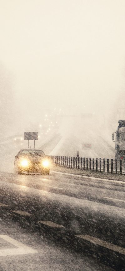 Fond d'écran iPhone Snowstorm On Highway Vehicles