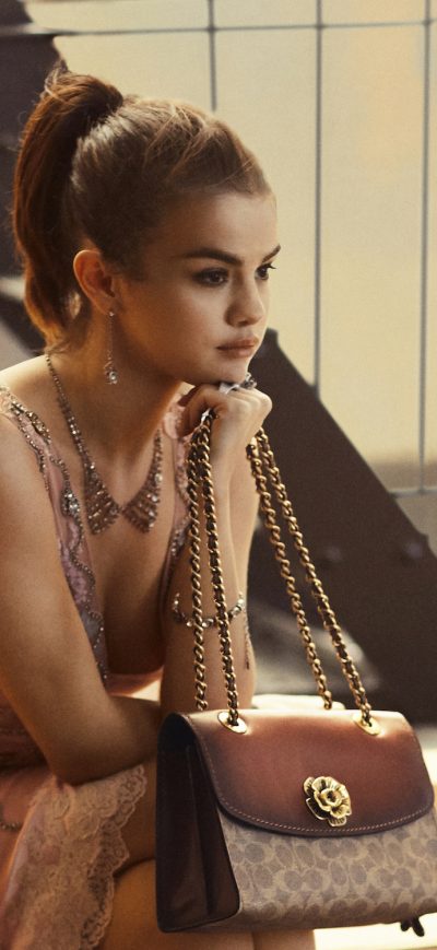 Fond d'écran Selena Gomez Coach 2018 sur iPhone