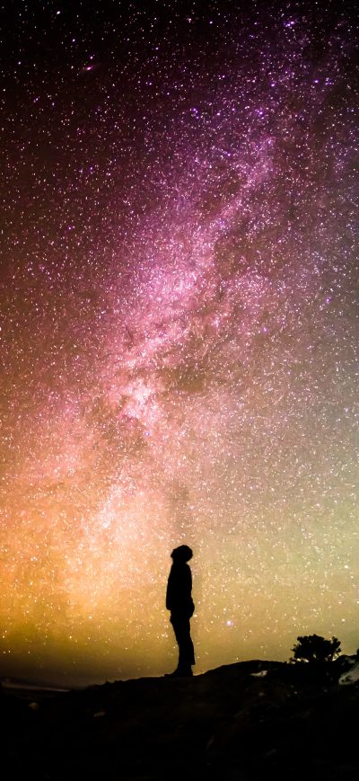 Fond d'écran iPhone Man Looking At Galaxy Sky 5k