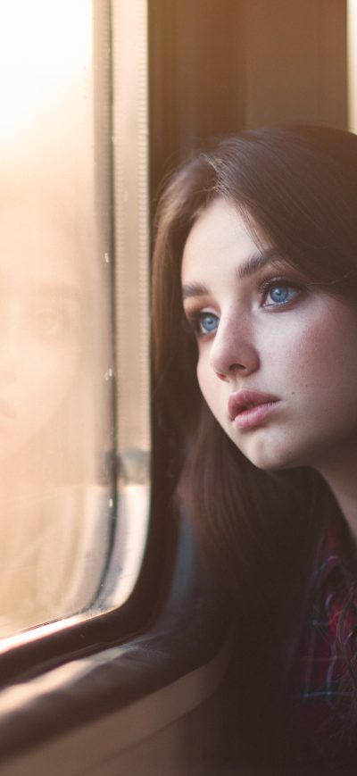 Fond d'écran iPhone Blue Eyes Girl Looking Outside Window 5k