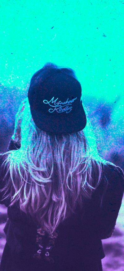 Fond d'écran iPhone Blonde Girl Cap Colorful Cyan Photography