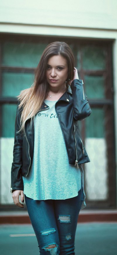 Fond d'écran iPhone Women Leather Jacket Hands In Hair Standing
