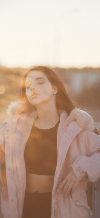 Fond d'écran iPhone Girl Closed Eyes Sunbeam On Face