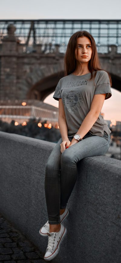 Fond d'écran iPhone Girl Bridge Depth Of Field 4k