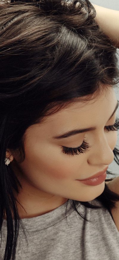 Fond d'écran iPhone Kylie Jenner Arms Up Adjusting Hairs 4k
