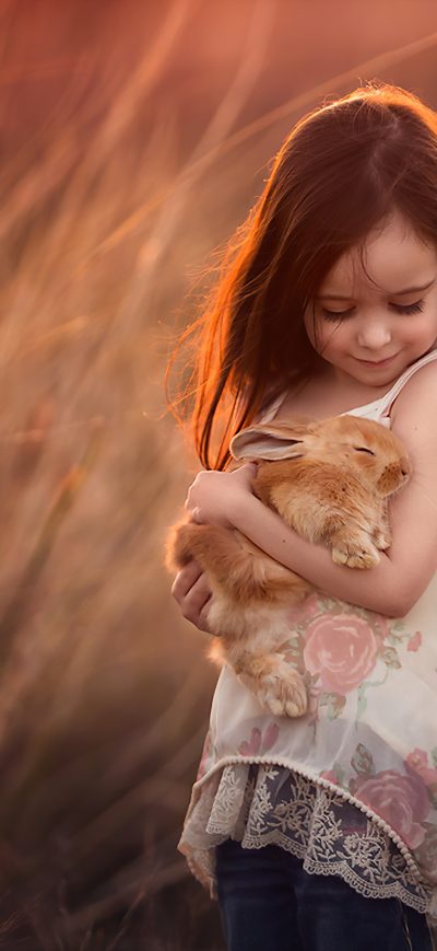 Fond d'écran iPhone Little Girl With Rabbit In Hands 4k