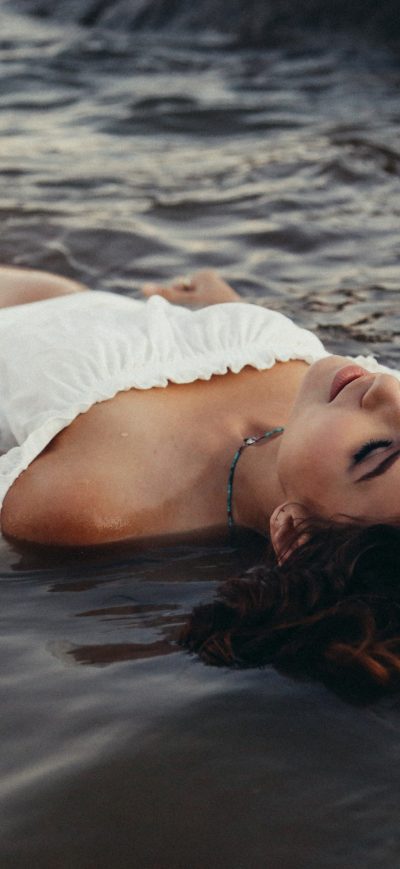 Fond d'écran iPhone Girl Lying On Sea Shore Wet 5k