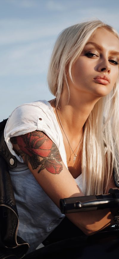 Fond d'écran iPhone Tattoo Girl On Motorcycle 5k