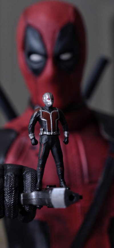 Fond d'écran iPhone Ant Man Standing On Deadpool Gun