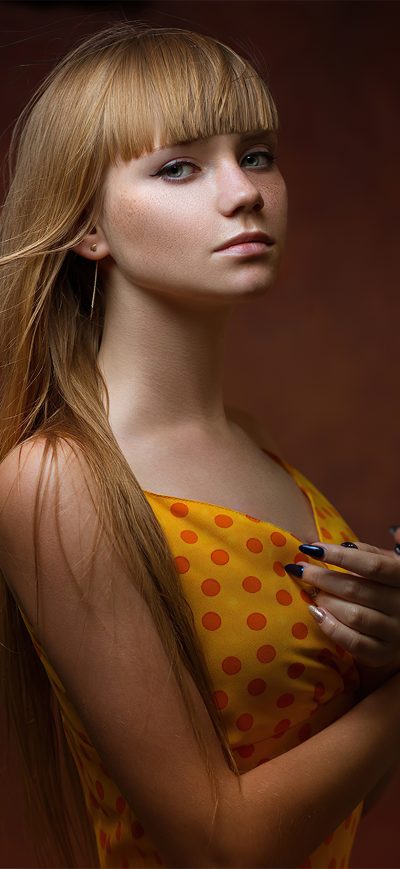 Fond d'écran iPhone Blonde Girl Yellow Polka Dot Dress 4k