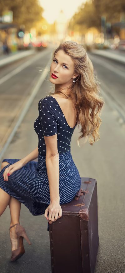 Fond d'écran iPhone Blonde Girl Sitting Suitcase Train Station 4k
