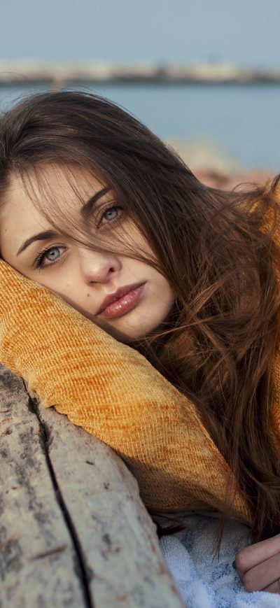 Fond d'écran iPhone Blue Eyes Orange Sweater Girl 4k