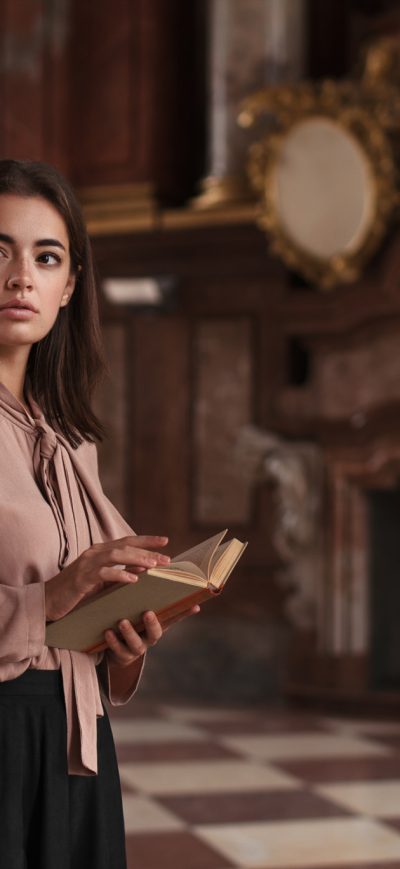 Fond d'écran iPhone Lidia Savoderova With Book Looking Away