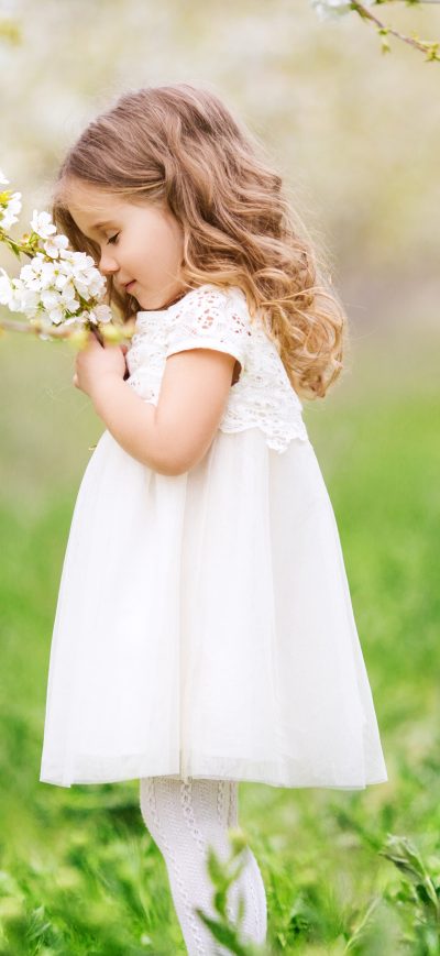 Fond d'écran iPhone Little Cute Girl Smelling Flowers