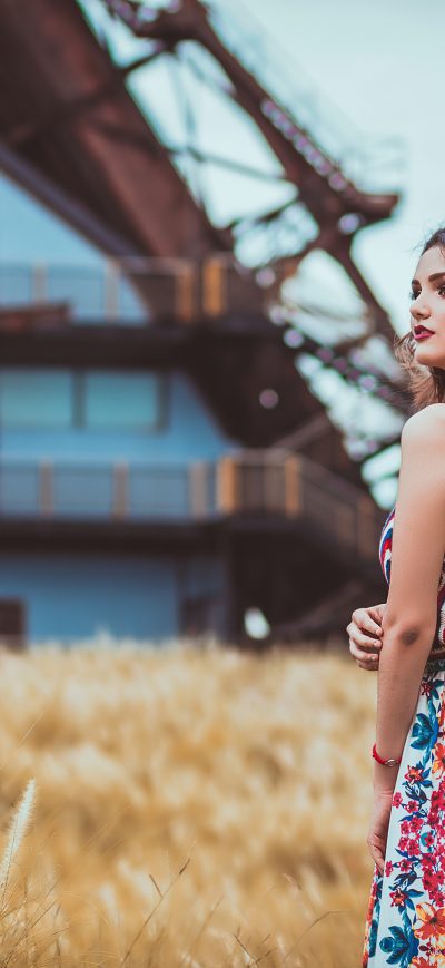 Fond d'écran iPhone Girl Long Hair Outdoor Field 4k