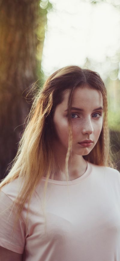 Fond d'écran iPhone Girl Evening Forest Shoot 4k