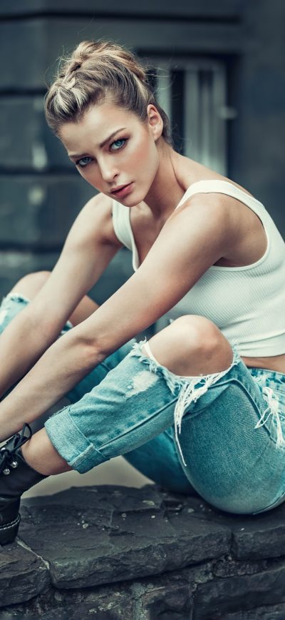 Fond d'écran iPhone Girl Torn Clothes 4k
