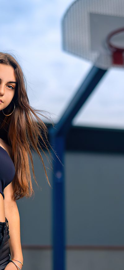 Fond d'écran iPhone Girl In Basketball Court 4k