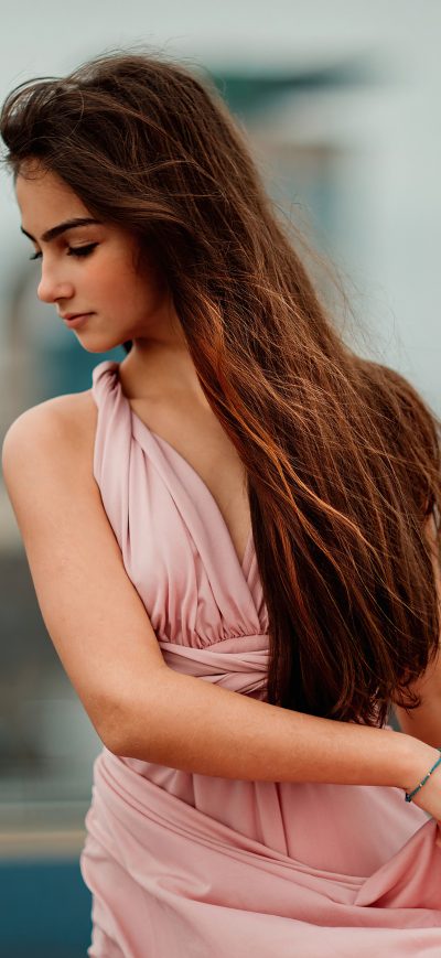 Fond d'écran iPhone Girl Pink Dress Looking Side 4k
