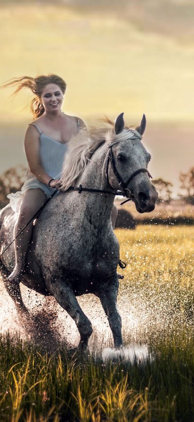 Fond d'écran iPhone Happy Girl Riding Horse