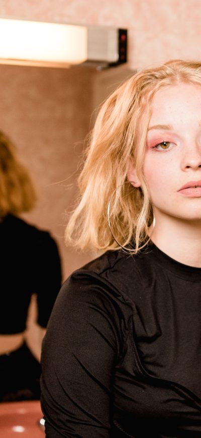 Fond d'écran Millie Turner sur iPhone