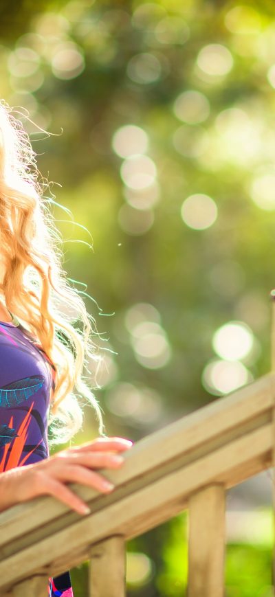 Fond d'écran iPhone Blonde Girl Curly Hairstyle Outdoor 5k