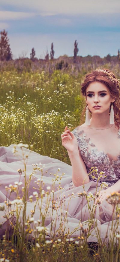 Fond d'écran iPhone Girl Field Flowers Sitting 4k