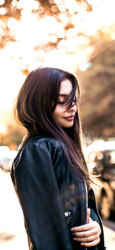Fond d'écran iPhone Girl With Black Leather Jacket Outdoors