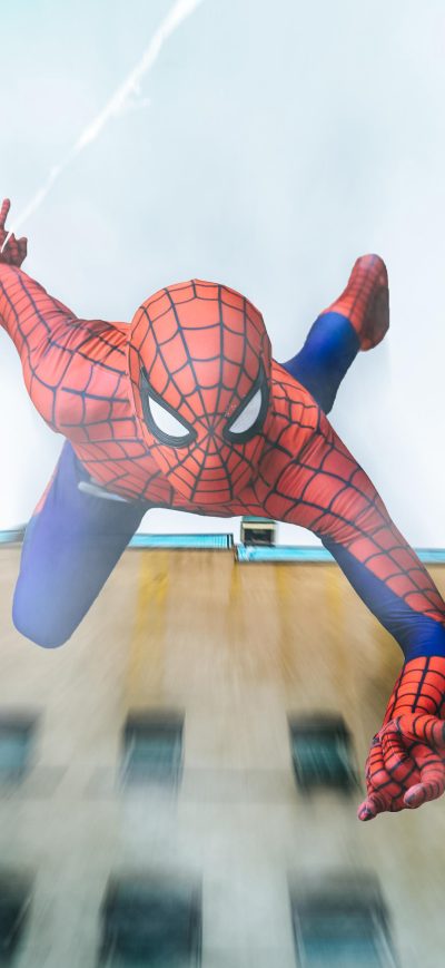 Fond d'écran iPhone Spiderman Falling From Building Cosplay