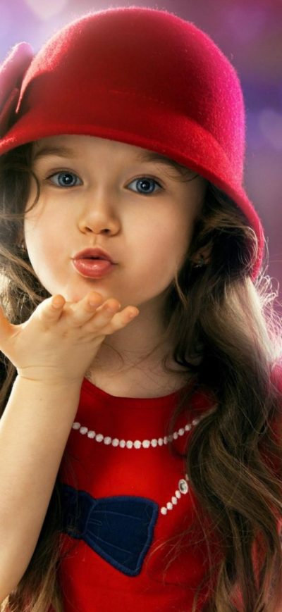 Fond d'écran iPhone Little Girl Blowing a Kiss