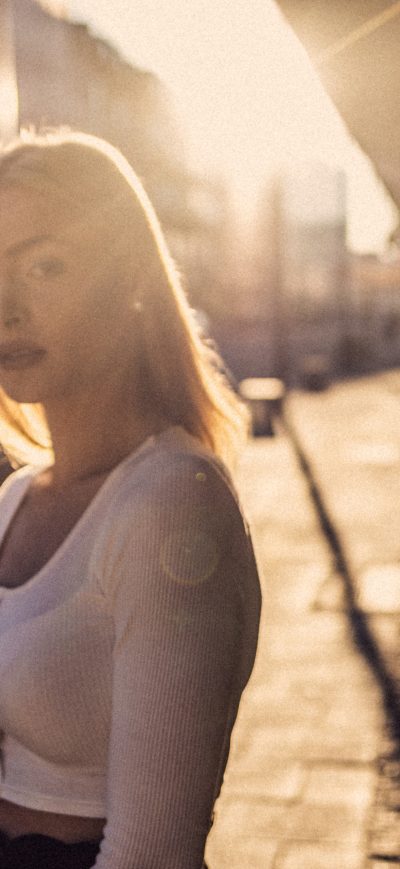 Fond d'écran iPhone Street Style Girl Sunrays 4k