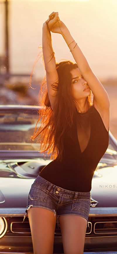 Fond d'écran iPhone Girl With Dodge Challenger 4k