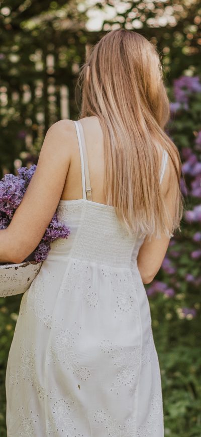 Fond d'écran iPhone Women In White Dress Collecting Flowers 4k