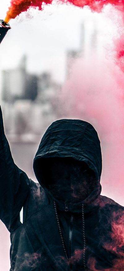 Fond d'écran iPhone A Person In A Hoodie With Smoke Grenade