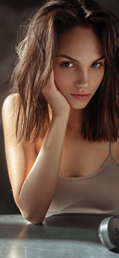 Fond d'écran iPhone Brunette Girl Brown Eyes Looking Directly 4k