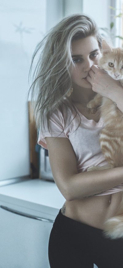 Fond d'écran Girl With Cat sur iPhone