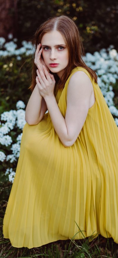 Fond d'écran iPhone Girl Yellow Dress Sitting Flowers 5k
