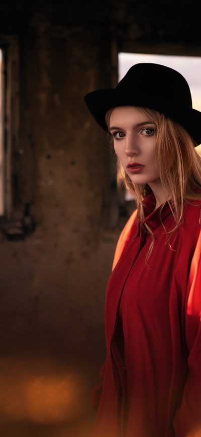 Fond d'écran Girl With Black Hat sur iPhone