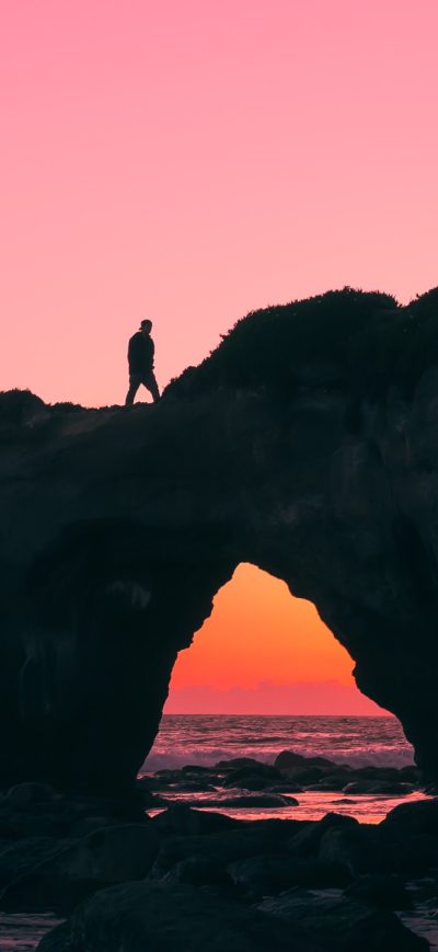 Fond d'écran iPhone Man Walking Over Rock Silhouette