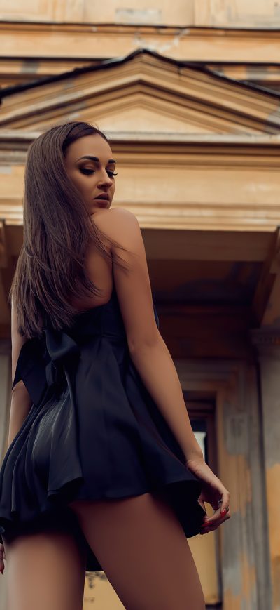 Fond d'écran iPhone Black Clothing Girl Looking Back 4k