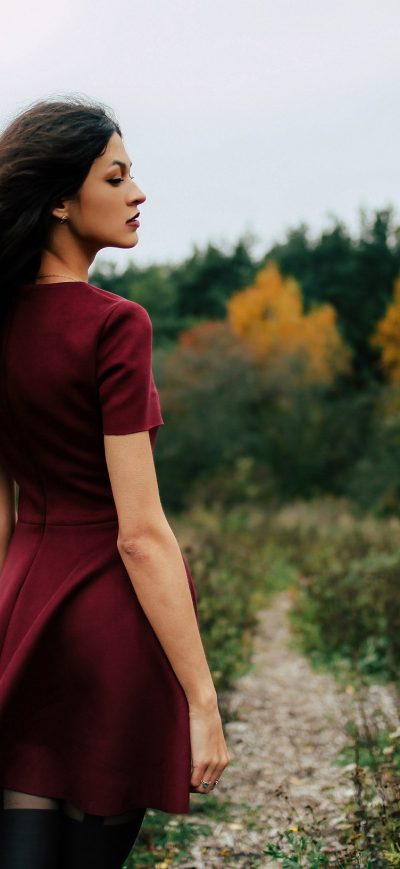 Fond d'écran iPhone Long Hair Red Dress Outdoors