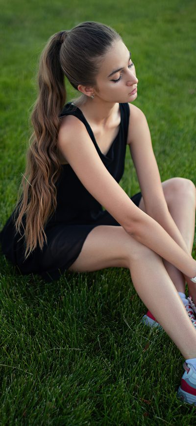 Fond d'écran iPhone Girl Model Sitting On Grass Long Hair 4k