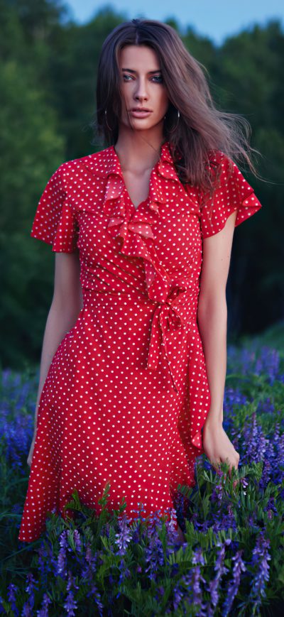 Fond d'écran iPhone Girl Red Polka Dress Field