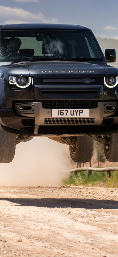 Fond d'écran iPhone Land Rover Defender 90 V8 Carpathian Edition Jump