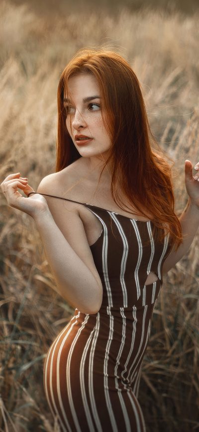 Fond d'écran iPhone Red Headed Girl Lost In The Fields Allure