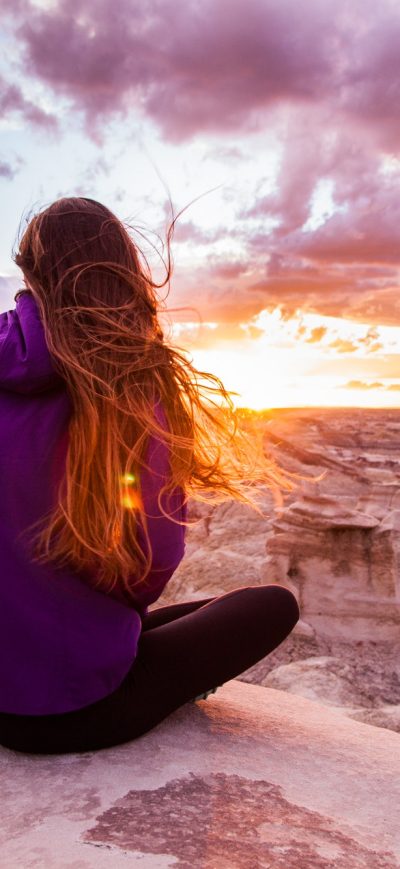 Fond d'écran iPhone Woman In Hoodie Sitting On Rock Watching Nature