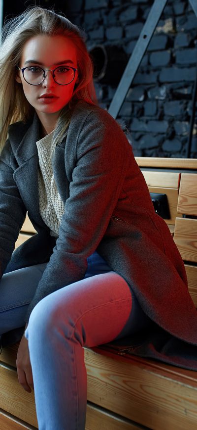 Fond d'écran iPhone Blonde Girl With Glasses Sitting On Table 4k