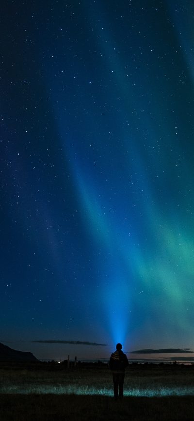 Fond d'écran iPhone Person Standing Northern Light Aurora 4k