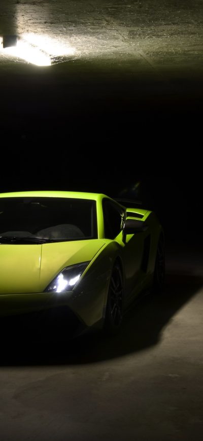 Fond d'écran iPhone Lamborghini In Parking Lot