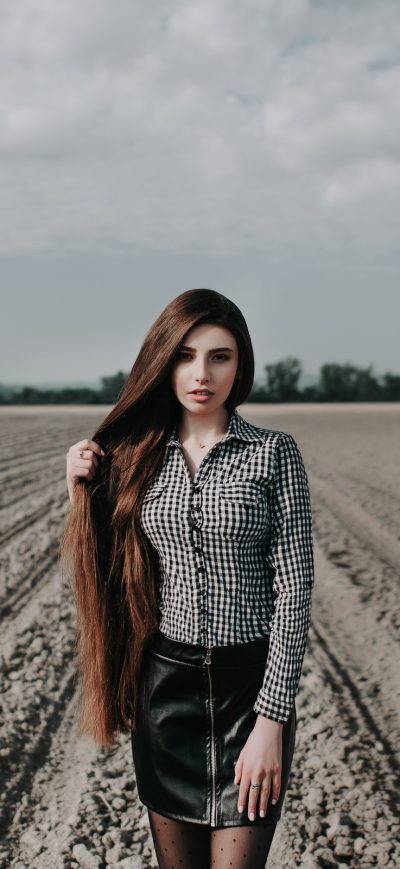 Fond d'écran iPhone Long Hair Girl Outdoors Field